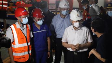 国家防总副总指挥、应急管理部部长黄明来到郑州一建集团负责抢险救援的儿童医院站抽水现场指导工作