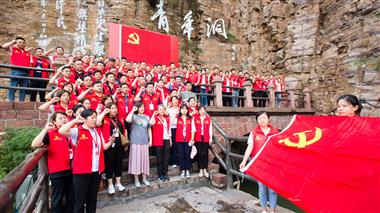 集团82名党员赴红旗渠开展红色教育活动，图在青年洞前重温入党誓言